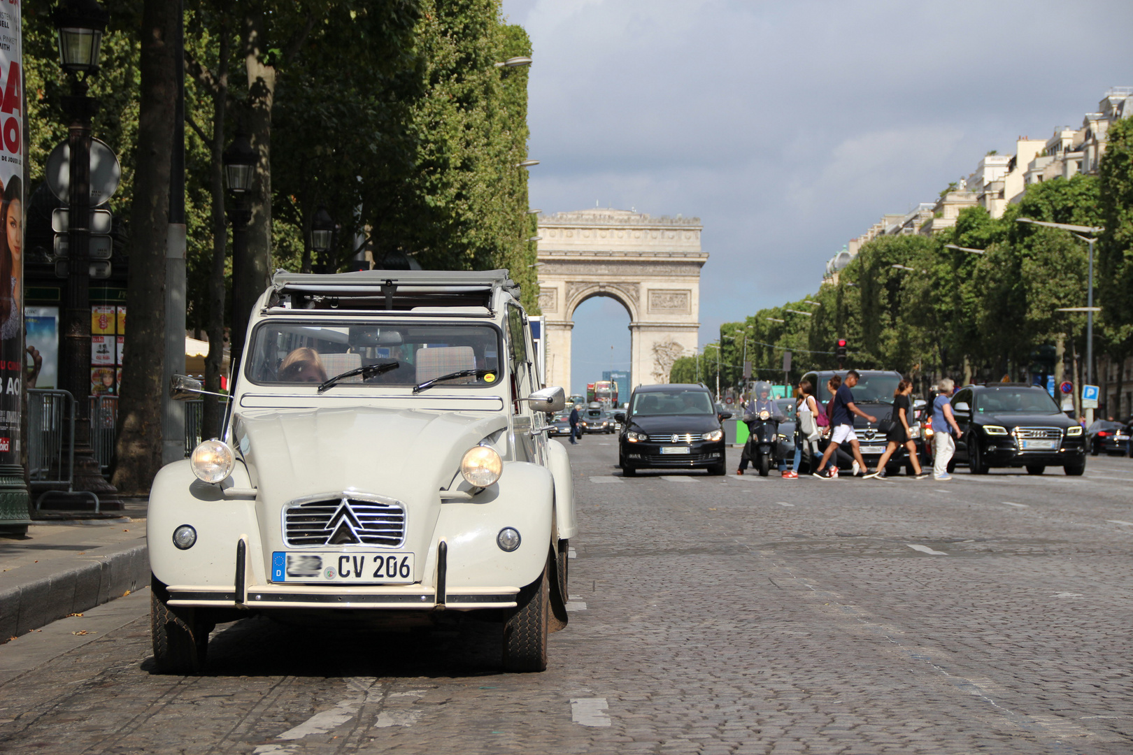 2cv Paris Avenue des Champs-Élysées