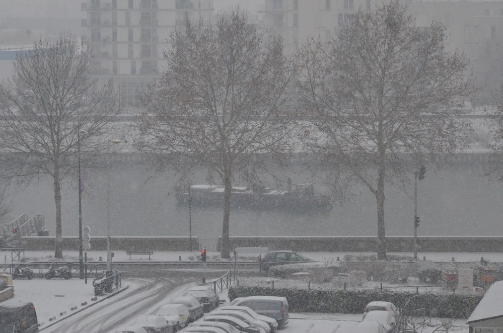 Spuren im Schneefall an der Seine  von Heinz Kunis