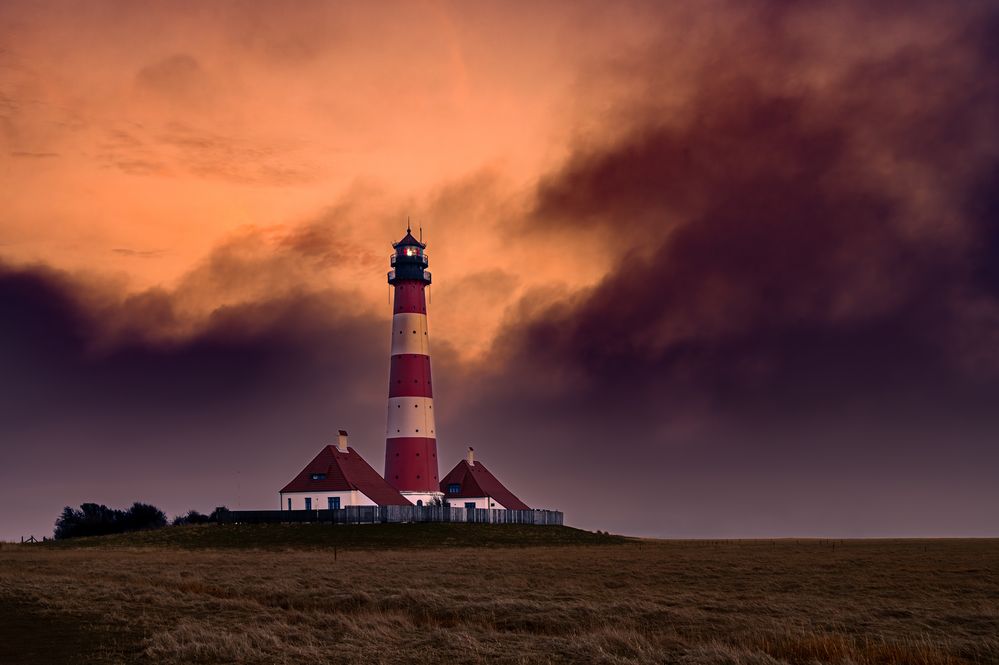 Leuchtturm im brennendem Himmel de Ginger57