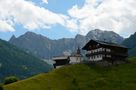 Bergbauernhof mit eigener Hofkapelle vor herrlicher Bergkulisse... von Kosche Günther 