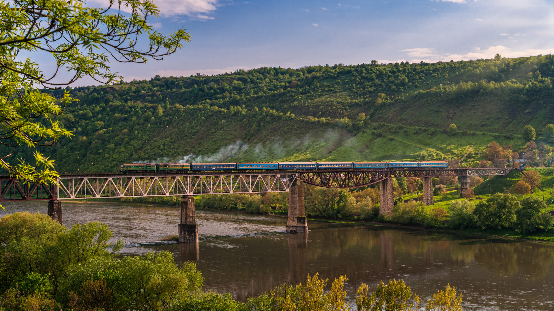 2M62-0765 mit D 352LJ vor Salischtschyky (Ternopil)