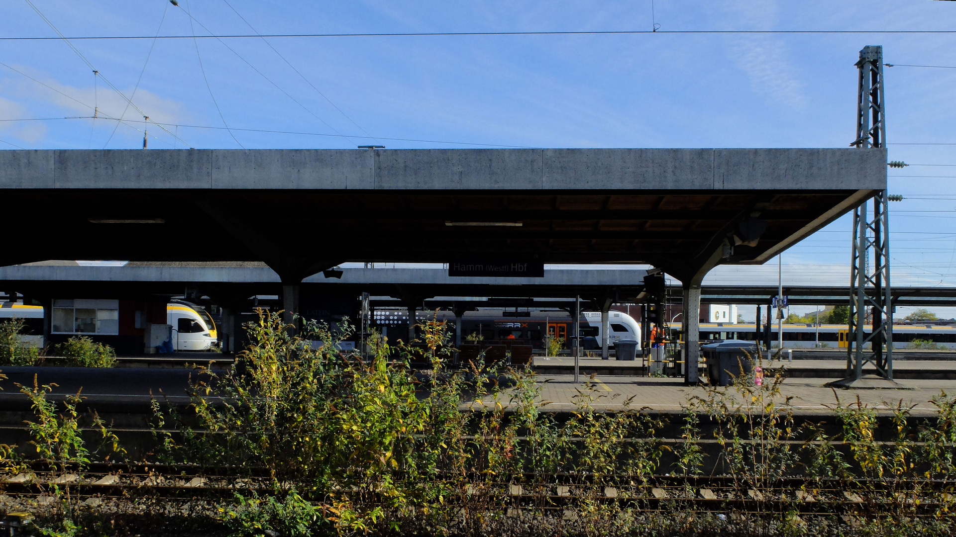 2x Eurobahn und dazwischen ein RRX im Okt. 2022 im Hauptbahnhof Hamm (Westf.)