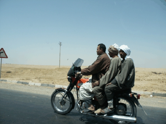 3 Araber mit dem Motorrad fuhren auf der Strasse und ...