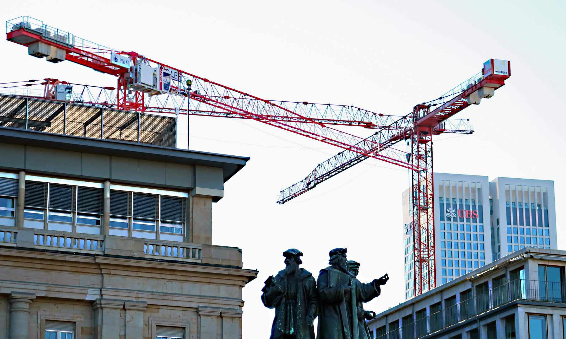 3 Bauleiter.....3 Kräne..... das wird nix......!!!!!