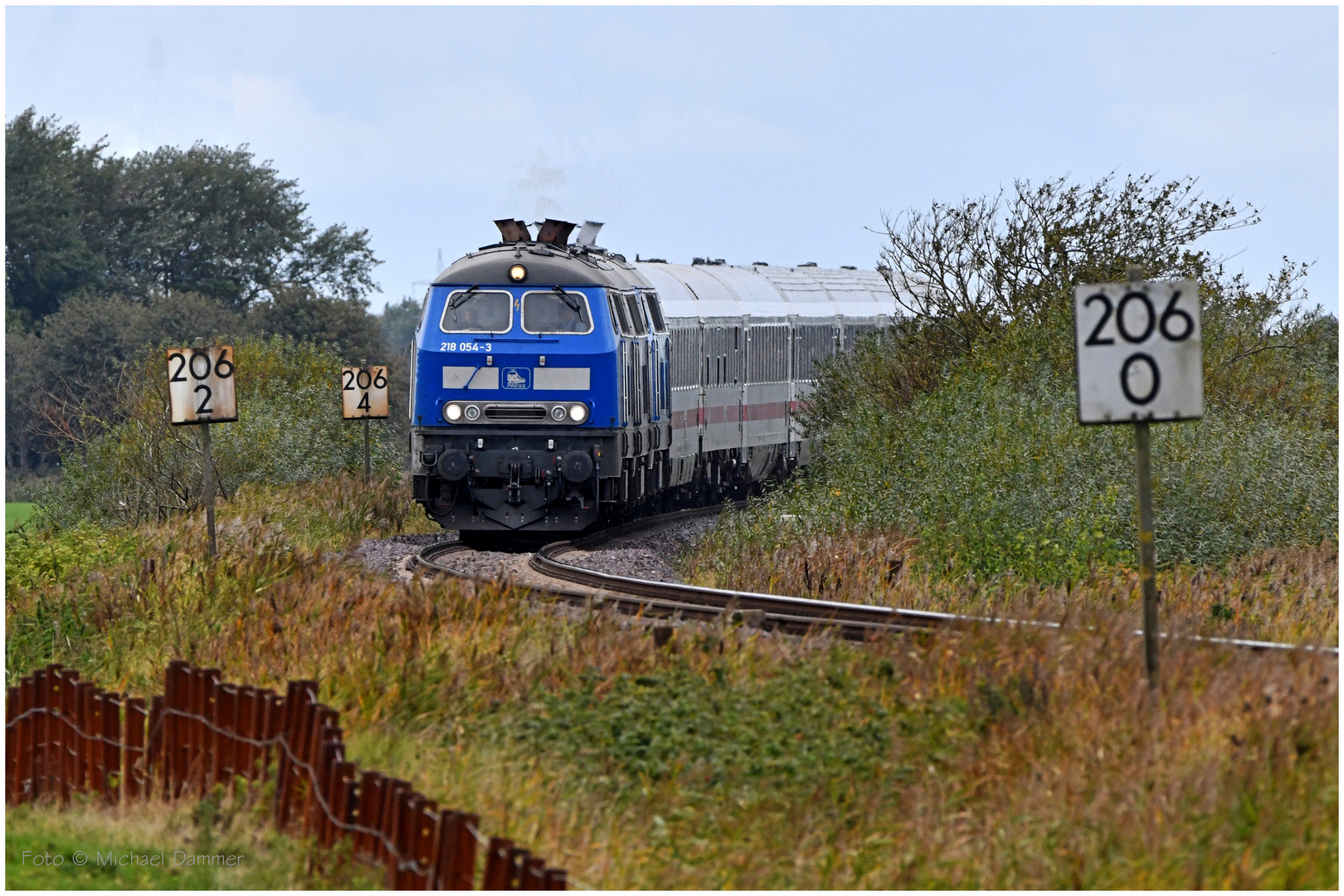 3 "blaue Schlümpfe" vor Intercity 