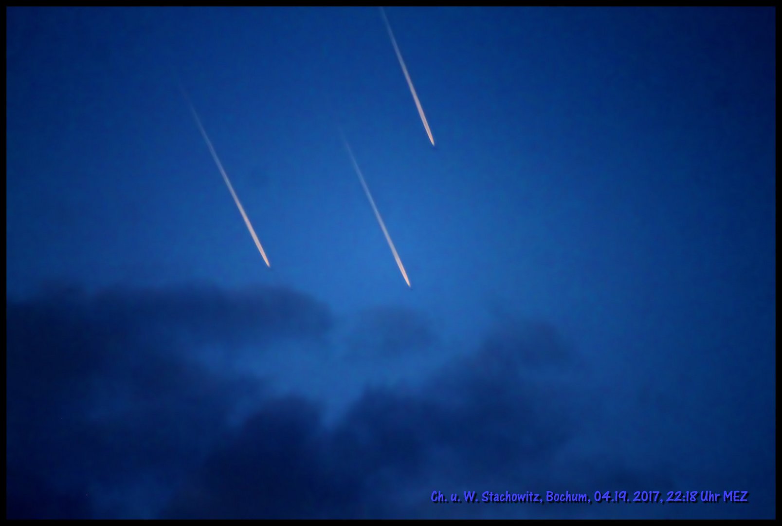 3 Boliden am oder vom Himmel über dem Ruhrgebiet, das Ende ist nah!