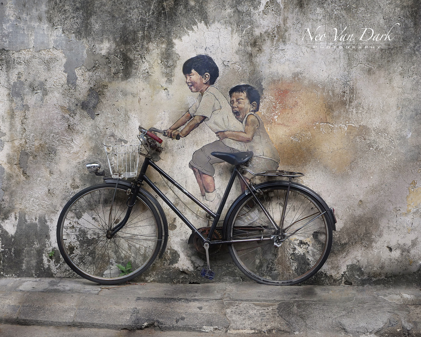 3-D Street Art "kids on bike"