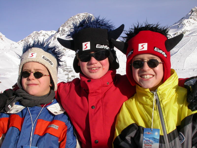 3 Eisbären beim Skifahren