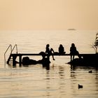 3 étudiantes sur une jetée au coucher du soleil d hiver