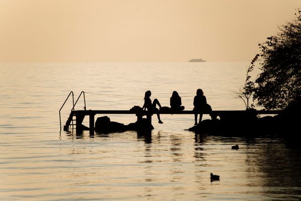 3 étudiantes sur une jetée au coucher du soleil d hiver
