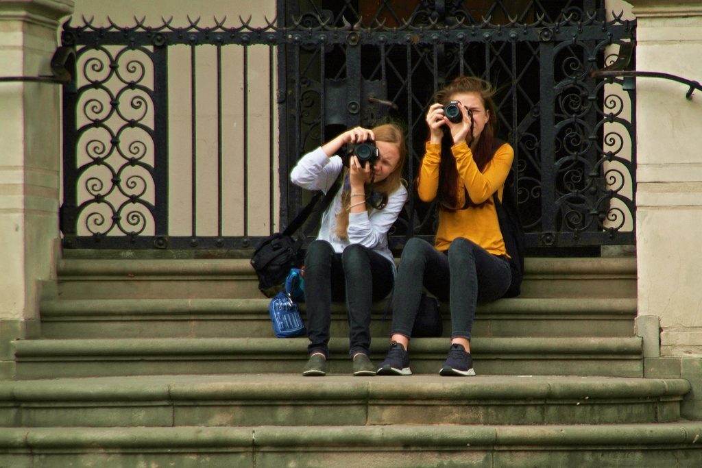 3 Fotofreunde vorm Rathaus Poznan, der eine stand hinter der Camera