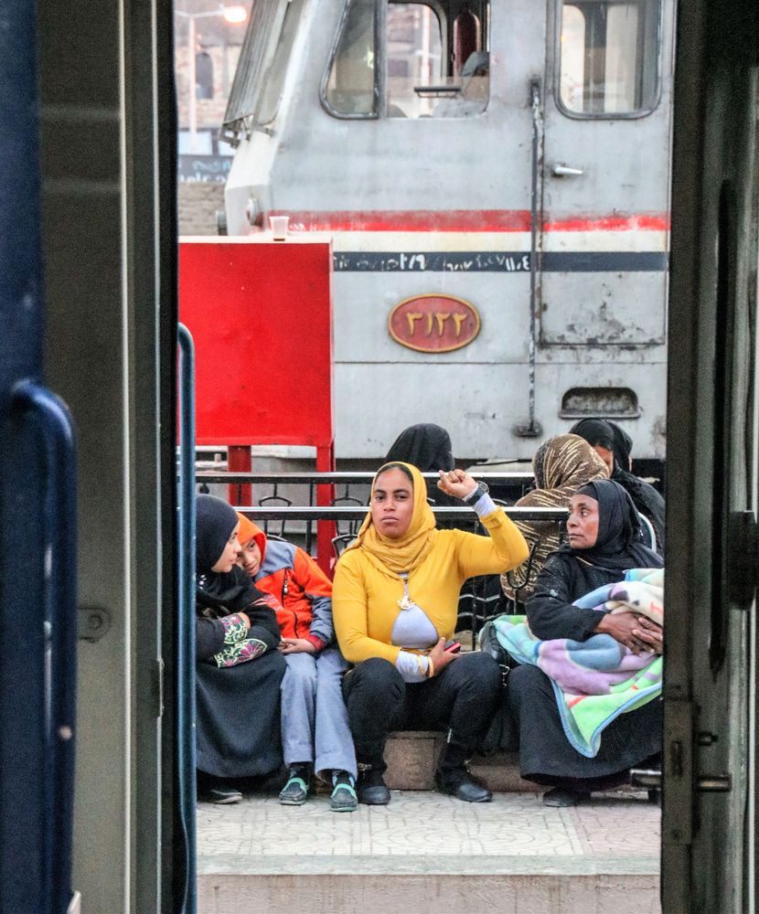 3 Frauen Durchblick Bahnsteig Egypt Ca-20-19-col
