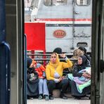 3 Frauen Durchblick Bahnsteig Egypt Ca-20-19-col