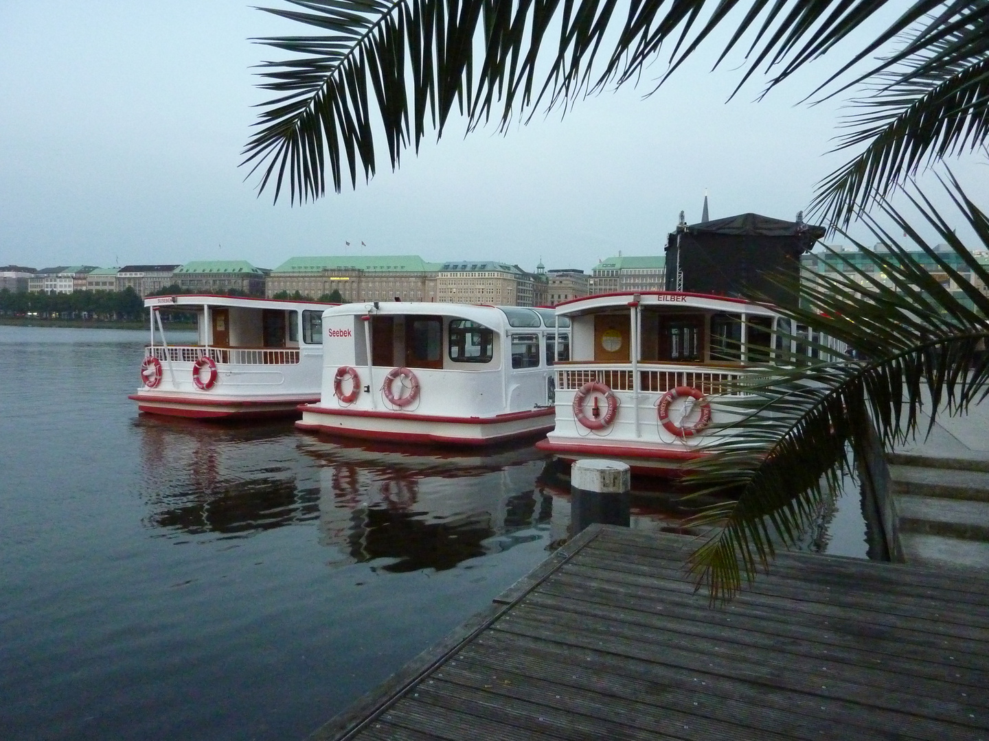 3 Grazien - Alsterdampfer haben Feierabend, Hamburg, Binnenalster (beim Ducksteinfest 2012)