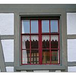 3 Häuser, 2 Fenster, 1 Spitze