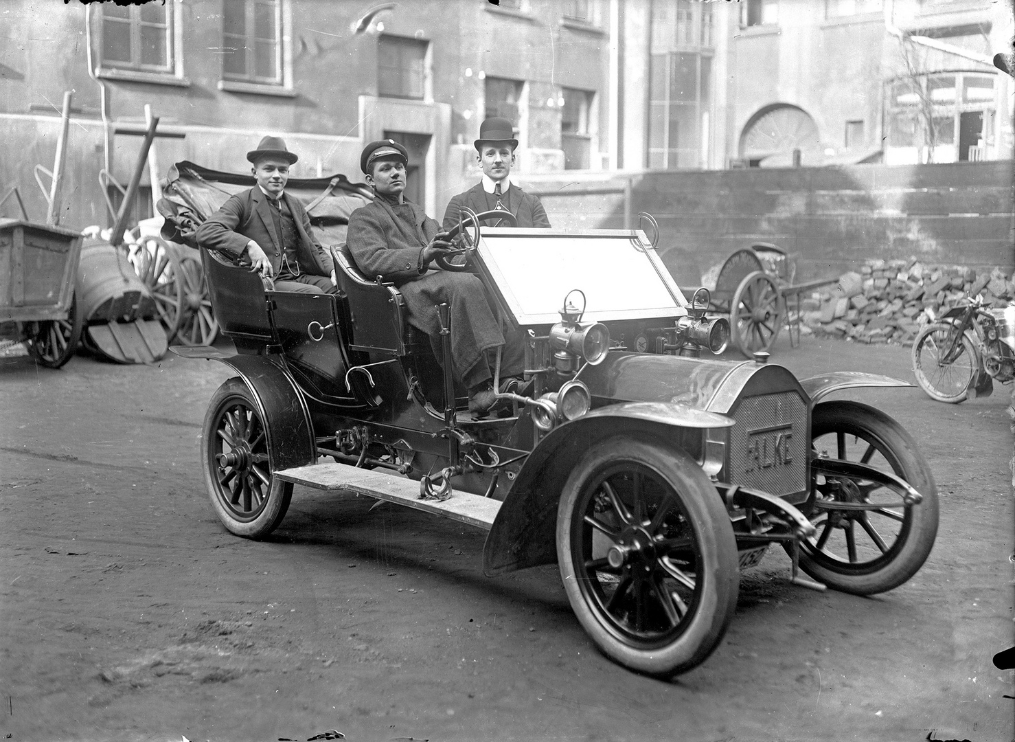 3 Herren mit Automobil Falke - um 1910