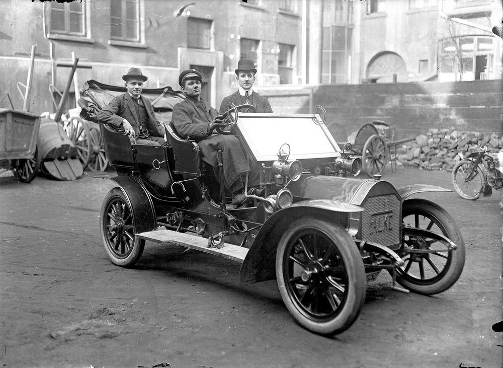 3 Herren mit Automobil Falke - um 1910