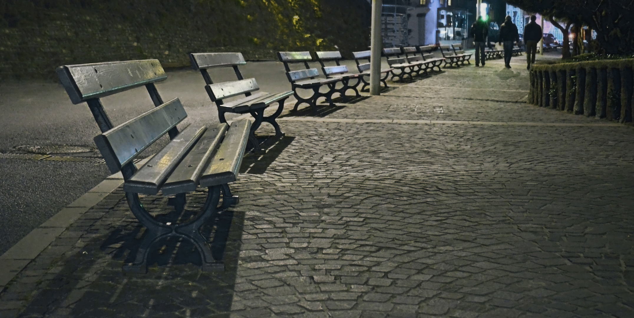 3 hommes bancs dix ?