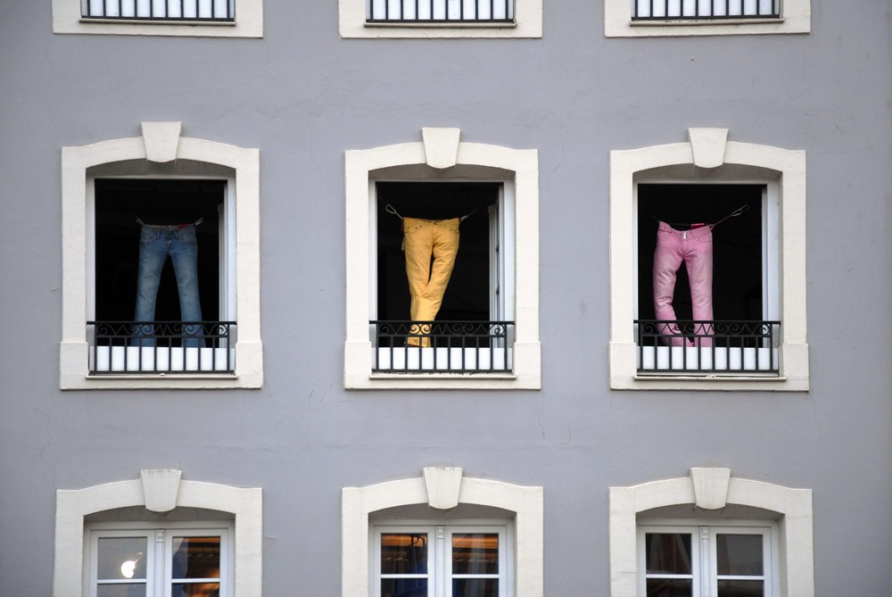 3 Hosen am Fenster