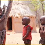 3 JUNGS im Dorf ... in Namibia