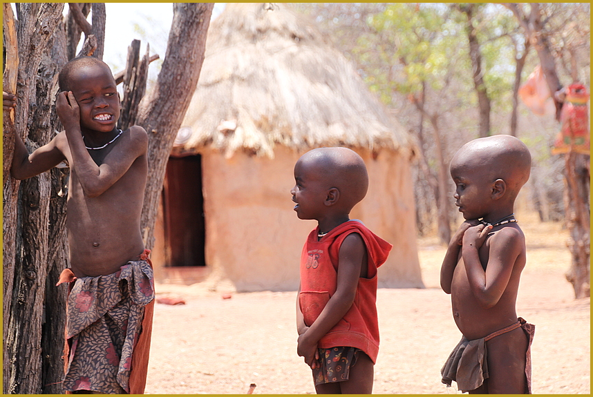 3 JUNGS im Dorf ... in Namibia