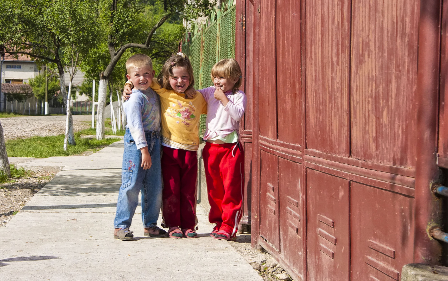 3 Kinder am Wegesrand (Rumänien)