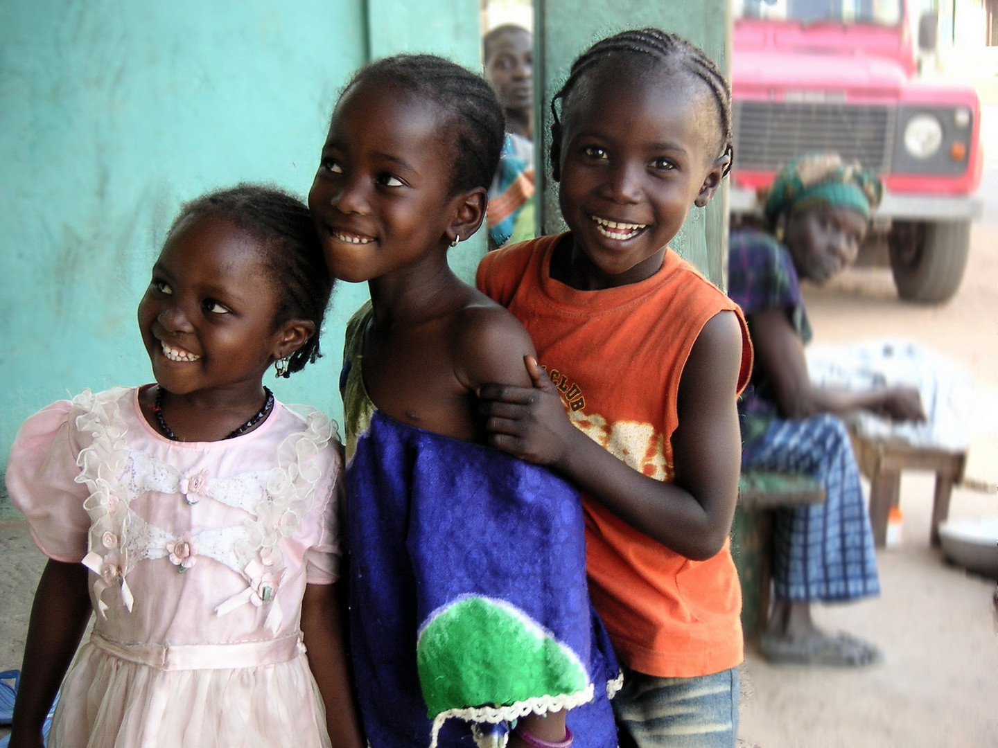 3 Kinder lachen in Gambia