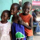 3 Kinder lachen in Gambia