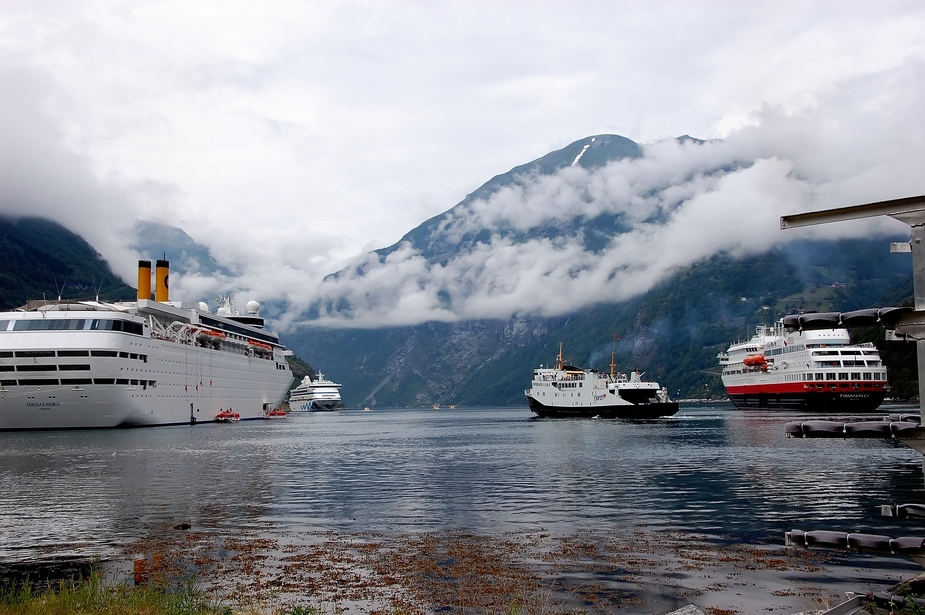 3 Kreuzfahrer im Geiranger