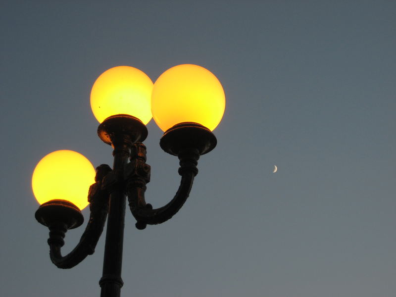 3 Lampen contra Mond.......