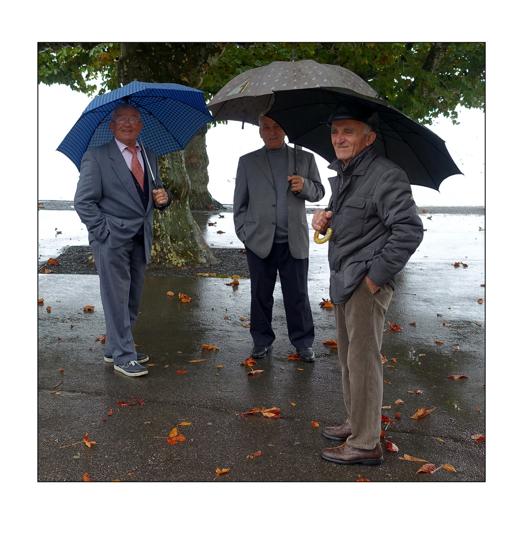 3 Männer im Regen