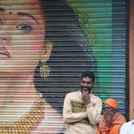 3 Maenner vor Plakat in Kerala-Indien