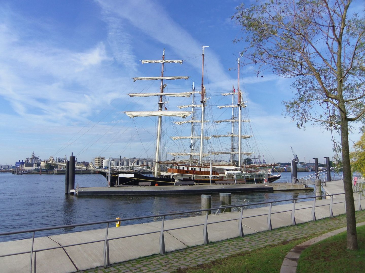 3-Mast-Segler am Fähranleger "Elbphilharmonie"