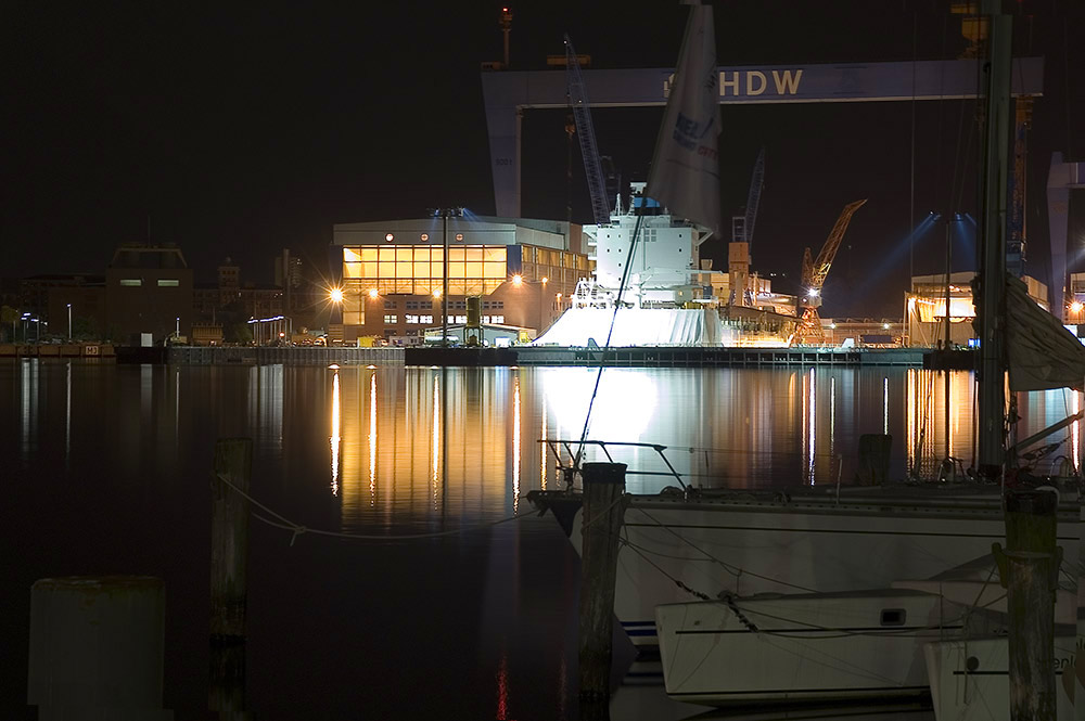 3 mittelgrosse Yachten, ein weisser Riese im Dock...