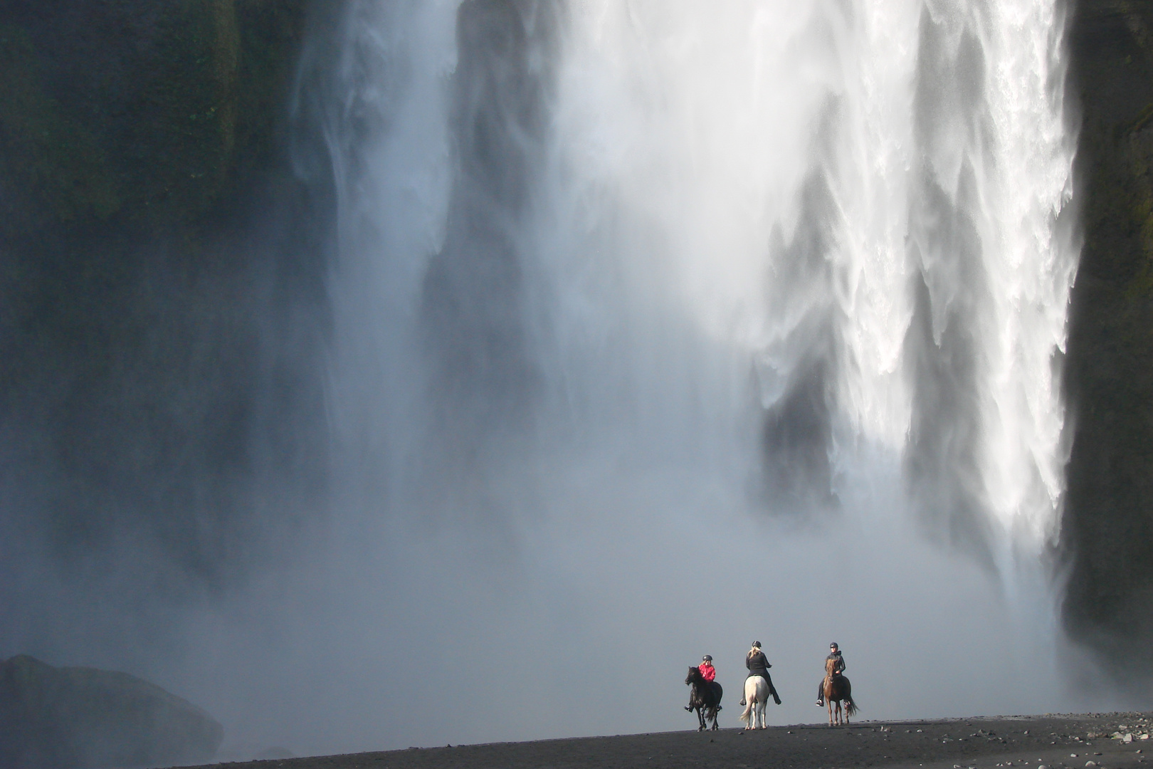 3 pferdestarke Girls am Skogafoss in Island