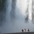 3 pferdestarke Girls am Skogafoss in Island