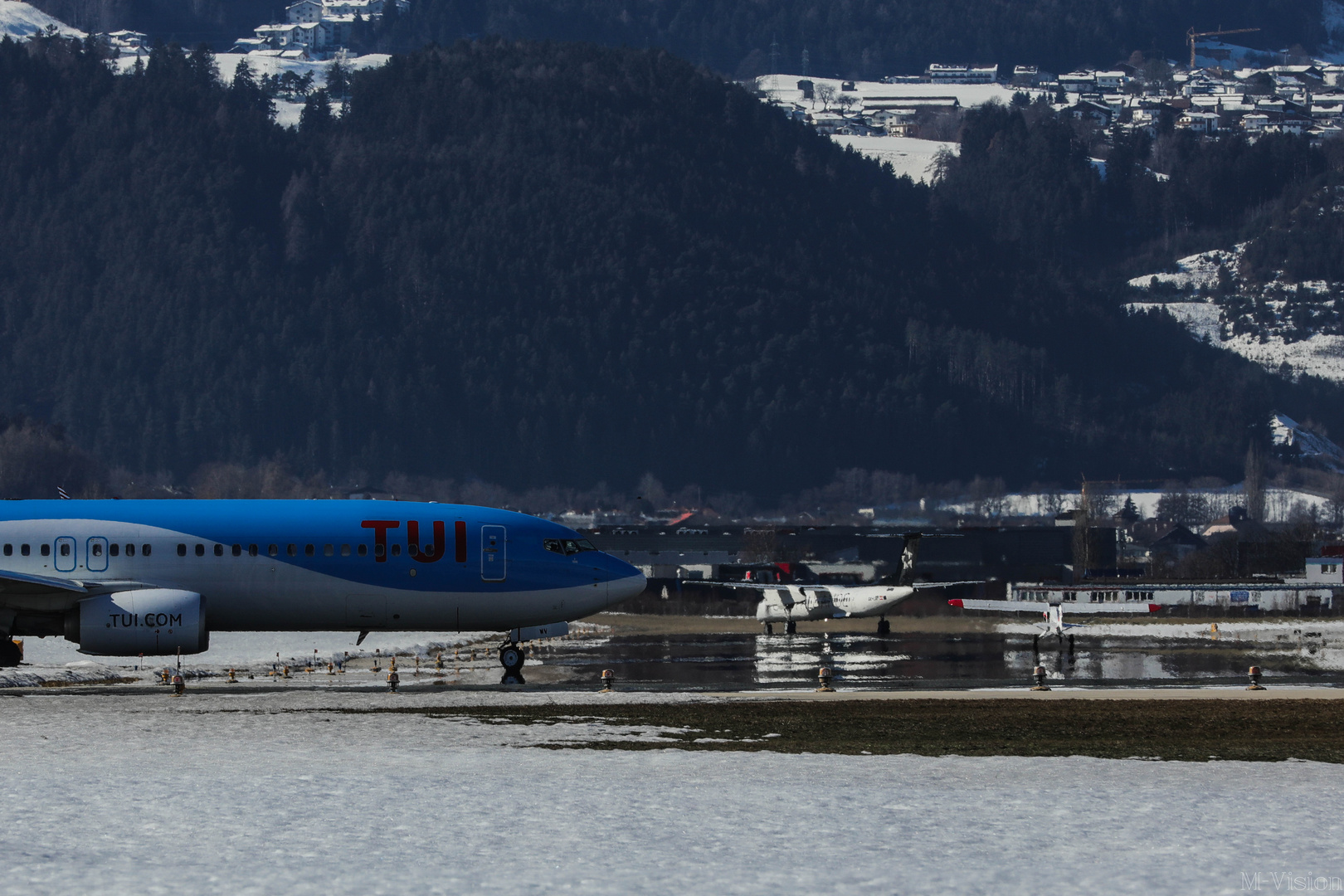 3 Planes, 1 Runway, always enough space!