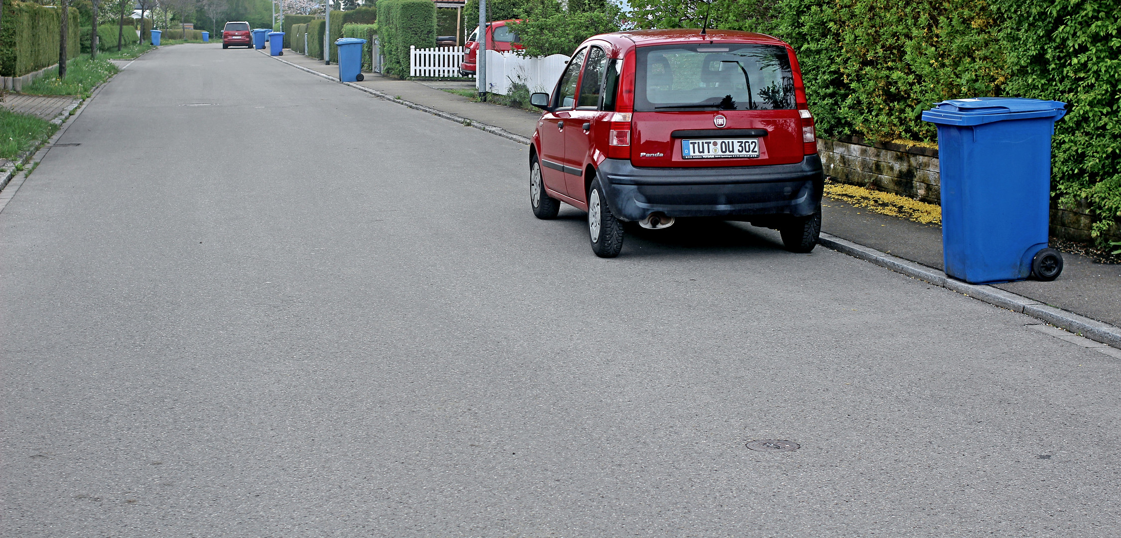 3 rote Autos, 6 blaue Mülleimer und keine Menschen...