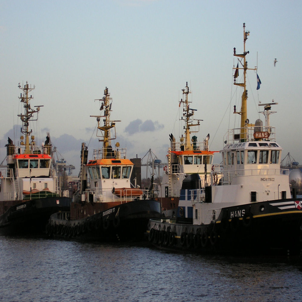 3 Schlepper im Hamburger Hafen ( Altona )