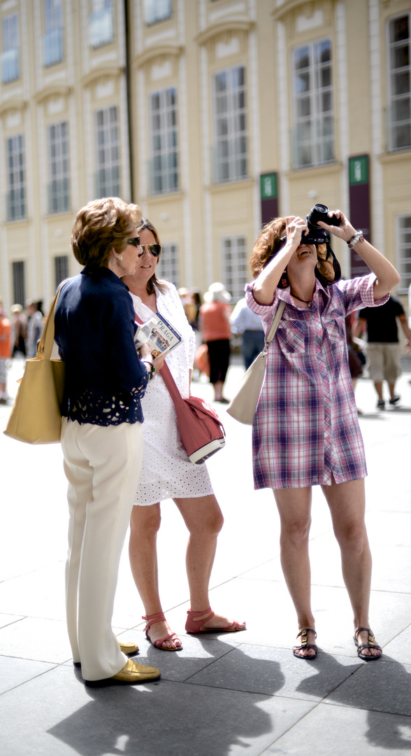 3 Touristinnen in Prag (scheinen aus den 50ern zu sein)