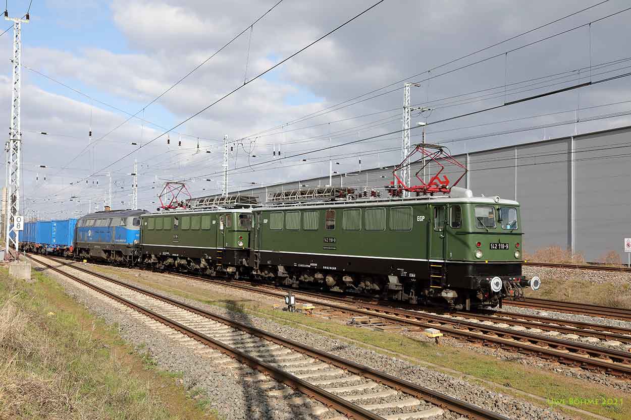 3 x EGP vor einem Containerzug