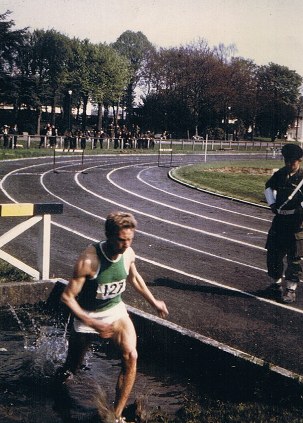 3.000 Meter Hindernislauf - am Wassergraben