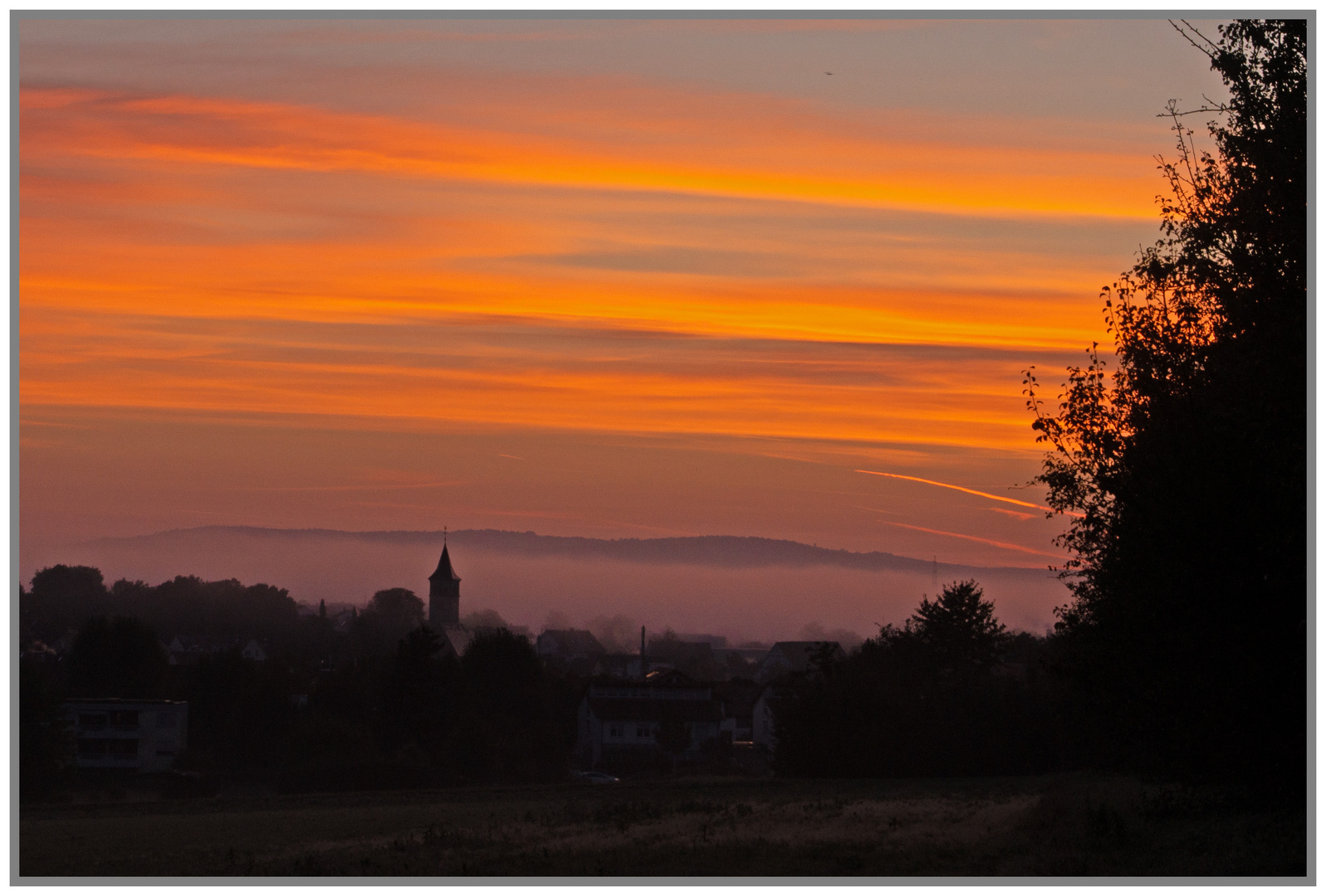 30.10.23 Morgenrot mit Kirche im Dorf 