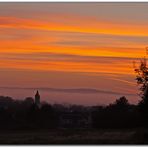 30.10.23 Morgenrot mit Kirche im Dorf 