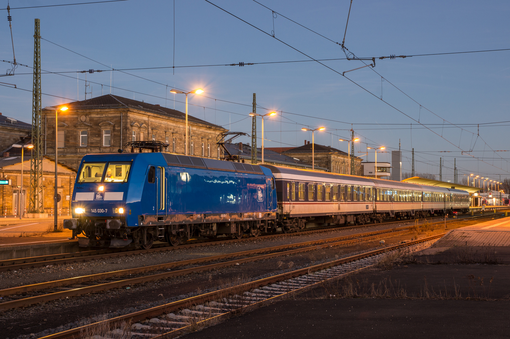 30.12.16 145 023 mit RE Ersatzverkehr abends in Hof Hbf 