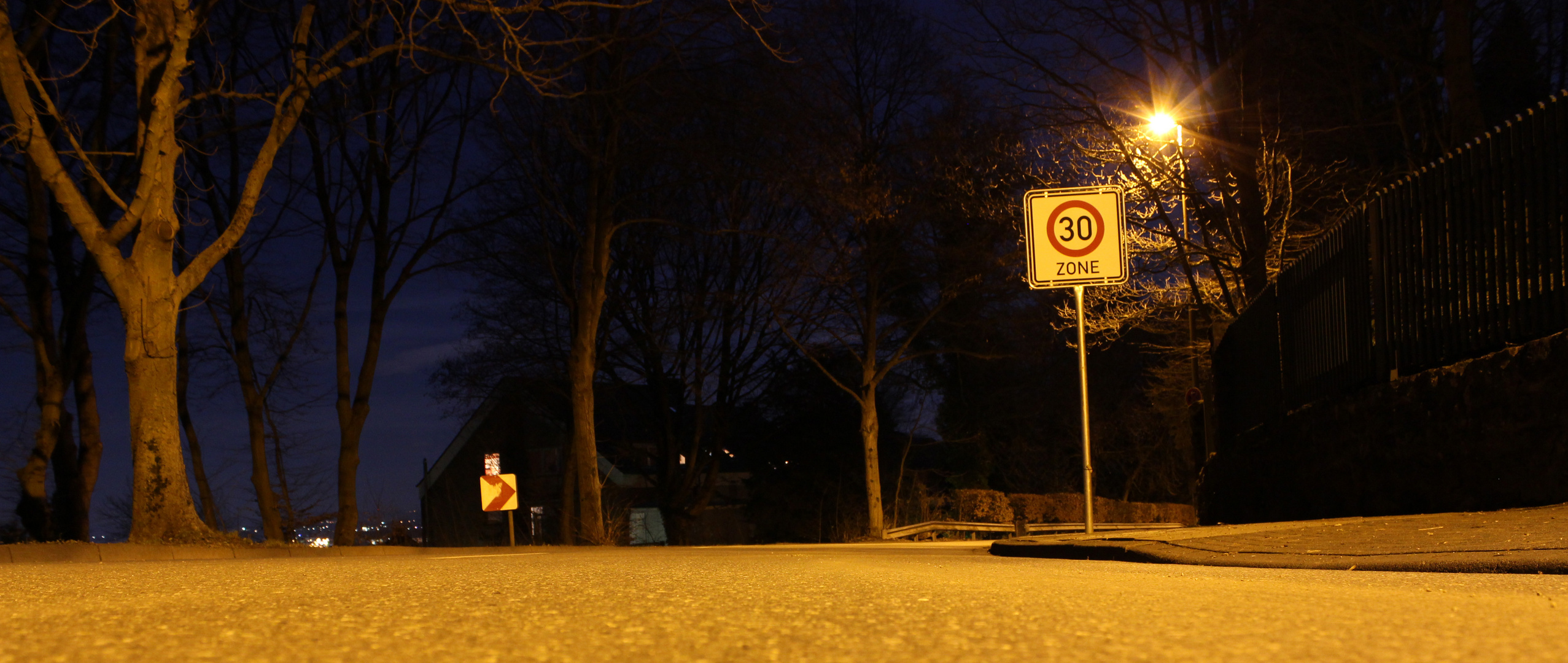 30er Zone bei Nacht