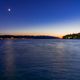 Sonnenuntergang zur blauen Stunde in Orebic, Kroatien