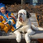 3135UZ Bunt gekleidete Frau mit Hund Street Oslo Norwegen