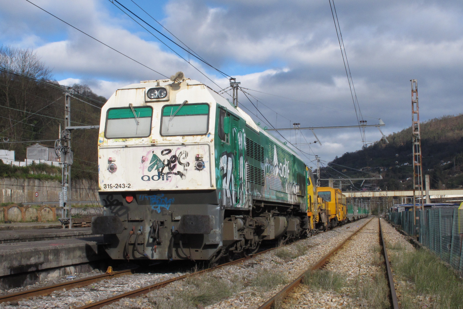 319.243 Adif con Bateadora, Perfiladora y tren de carril en Mieres