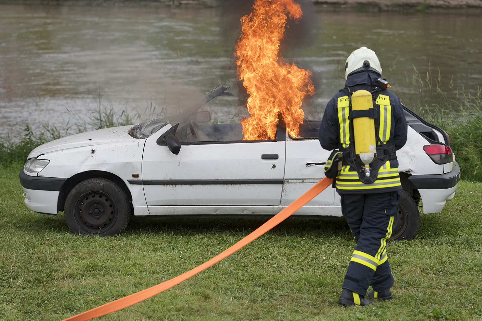 3225R brennendes Auto löschen durch Feuerwehr